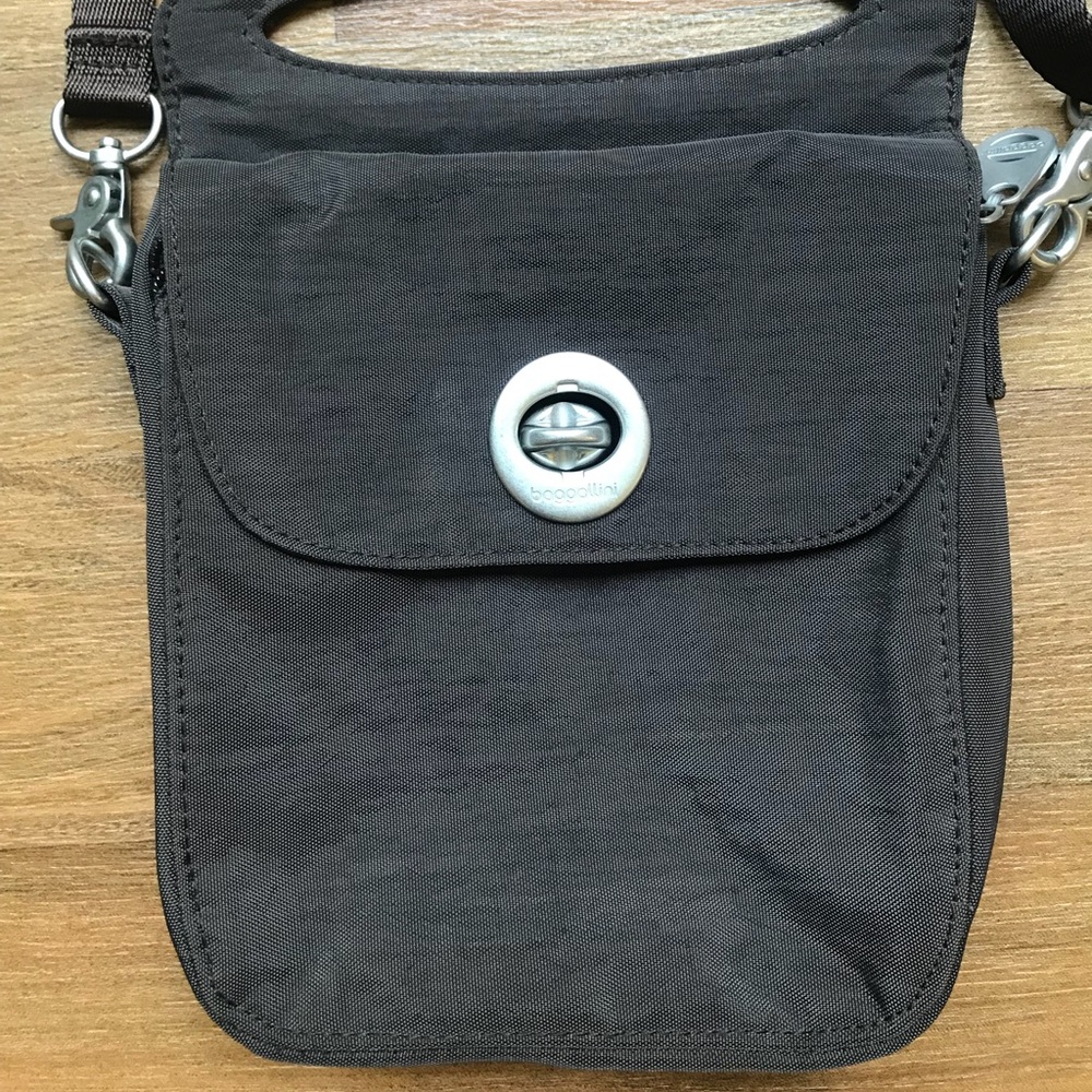 Brown Baggallini cross body purse